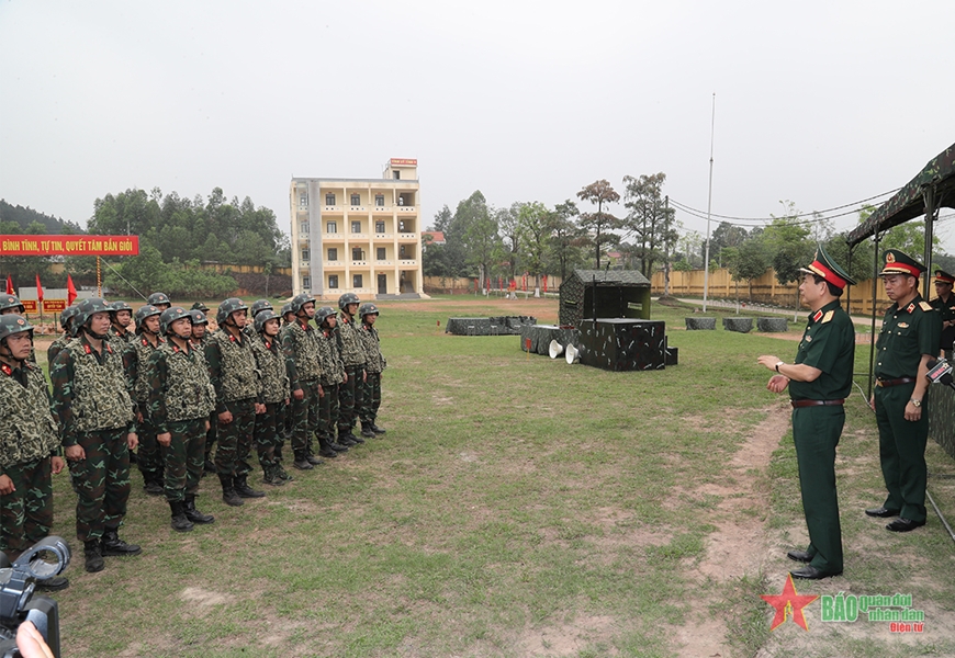  Đại tướng Phan Văn Giang biểu dương cán bộ, chiến sĩ Lữ đoàn 113 huấn luyện sát thực tế chiến đấu.