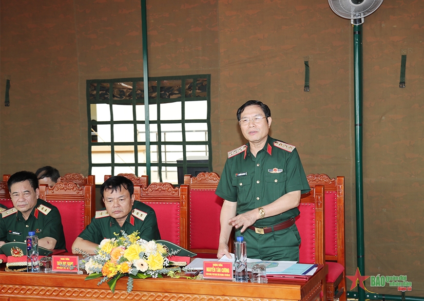  Thượng tướng Nguyễn Tân Cương phát biểu tại buổi kiểm tra ở Trung đoàn 165, Sư đoàn 312.