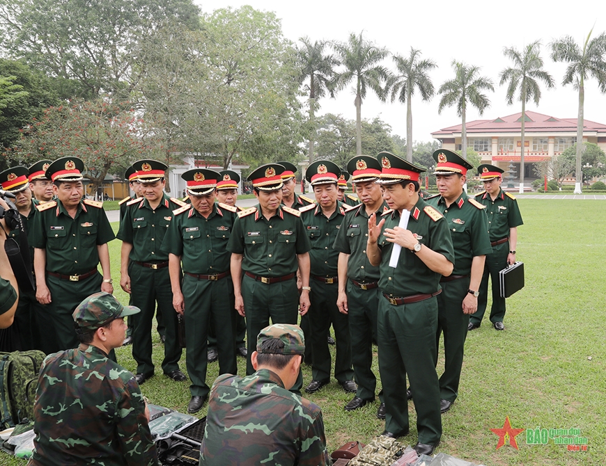  Đại tướng Phan Văn Giang và Thượng tướng Nguyễn Tân Cương kiểm tra công tác sẵn sàng chiến đấu tại Lữ đoàn 113.