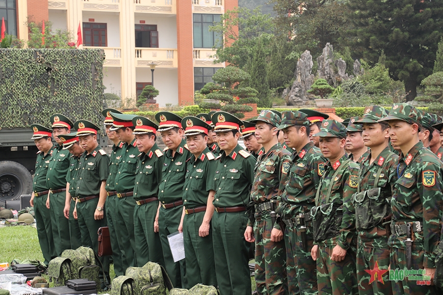 Lãnh đạo Bộ Quốc phòng, đoàn kiểm tra và cán bộ, chiến sĩ Lữ đoàn 113 nghe Bộ trưởng Phan Văn Giang nhận xét buổi kiểm tra.