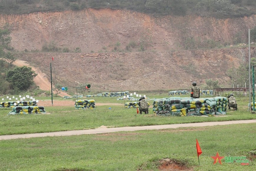  Chiến đấu viên Lữ đoàn 113 thực hành bắn các mục tiêu theo chỉ thị của Đại tướng Phan Văn Giang.
