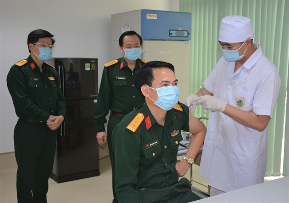 Viện Y học Dự phòng Quân đội (Cục Quân y, Tổng cục Hậu cần) tiêm vaccine ngừa Covid-19 cho đội ngũ cán bộ. Ảnh: CHIẾN VĂN