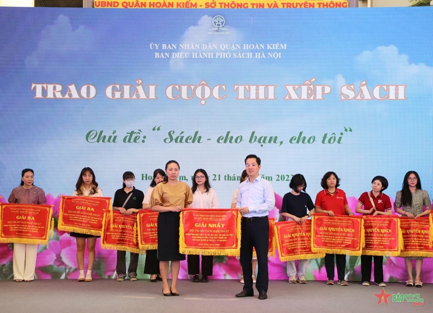 Ban tổ chức trao giải cho cuộc thi “Xếp sách nghệ thuật”