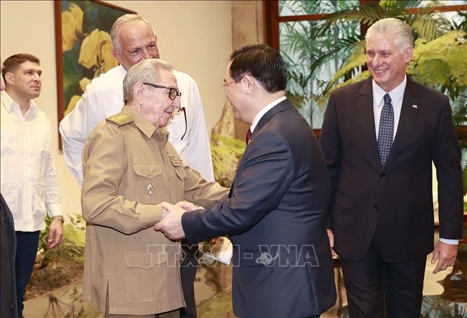 Chủ tịch Quốc hội Vương Đình Huệ với Đại tướng Raul Castro tại buổi hội kiến. Ảnh: TTXVN 