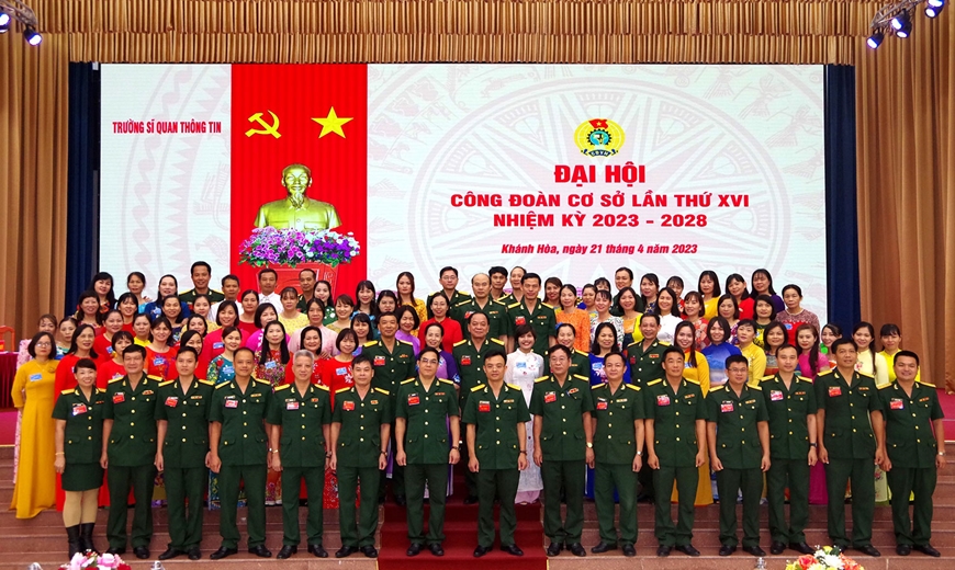  Các đại biểu và đoàn viên công đoàn chụp hình kỷ niệm