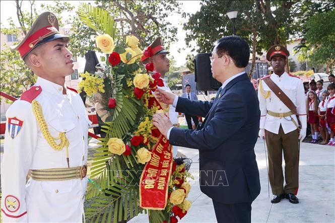 Chủ tịch Quốc hội Vương Đình Huệ dâng hoa tại tượng đài Chủ tịch Hồ Chí Minh. Ảnh:TTXVN 