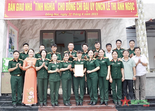 Trường Sĩ quan Lục quân 2 phối hợp trao tặng “Nhà tình nghĩa”