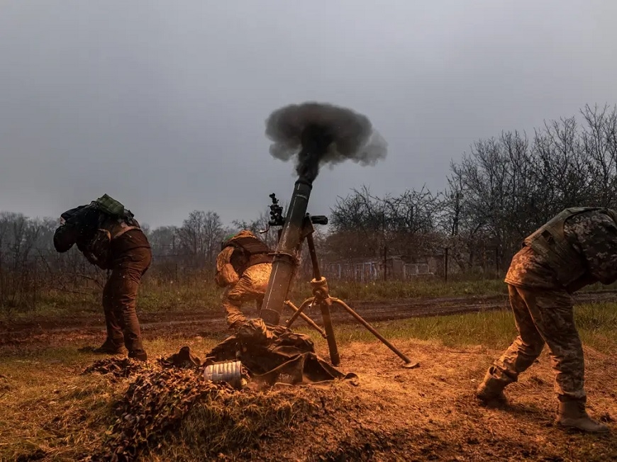 Quân đội Ukraine bắn đạn cối về hướng Bakhmut ngày 20-4. Ảnh: Getty Images