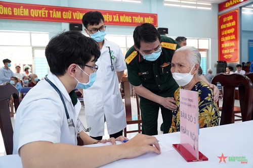 Bệnh viện Quân y 175 khám bệnh, cấp thuốc miễn phí tại tỉnh Tiền Giang
