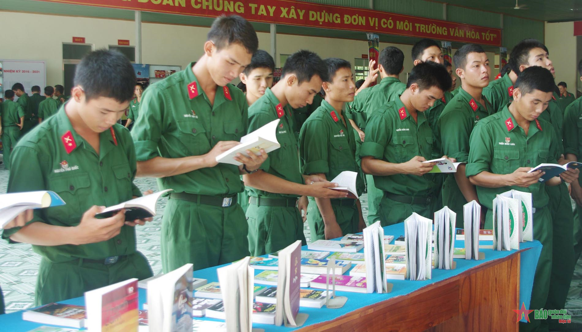 Tạo thói quen đọc sách cho chiến sĩ