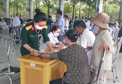 Khám bệnh, cấp thuốc, tặng quà cho nhân dân TP Tân Uyên