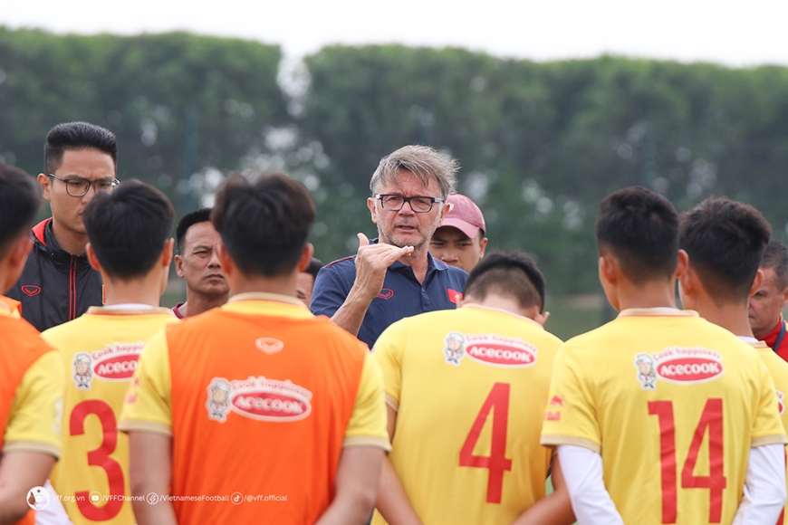 Thầy trò HLV Philippe Troussier sẽ bước vào SEA Games 32 với tư cách của đội đương kim vô địch. Ảnh: VFF