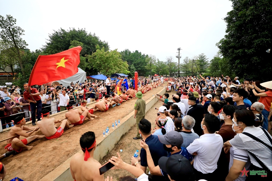  Các đội kéo co hào hứng thi tài trong sự phấn khích, hò reo cổ vũ của hàng nghìn người dân và du khách.