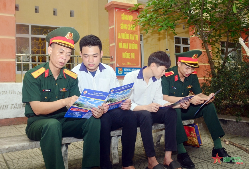 Cán bộ Ban CHQS huyện Trấn Yên (Bộ CHQS tỉnh Yên Bái) và học viên Trường Sĩ quan Chính trị thông tin đến học sinh Trường THPT Lê Quý Đôn (Yên Bái) những nội dung cần lưu ý trong tuyển sinh quân sự (tháng 4-2023). 