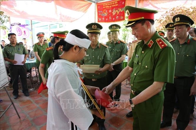 Trung tướng Nguyễn Duy Ngọc, Thứ trưởng Bộ Công an trao quyết định của Bộ trưởng Bộ Công an về việc truy thăng cấp bậc hàm từ Thiếu tá lên Trung tá đối với đồng chí Nguyễn Xuân Hào. 