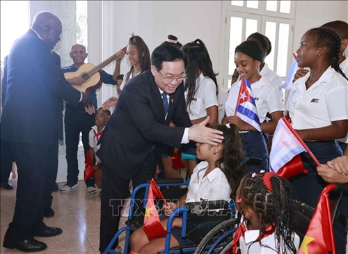 Chủ tịch Quốc hội Vương Đình Huệ thăm Trường phổ thông đặc biệt hữu nghị Cuba -Việt Nam