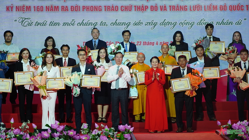 Chủ tịch nước và Chủ tịch Trung ương Hội Chữ thập đỏ Việt Nam trao hoa và bảng ghi nhận tấm lòng vàng cho đại diện các nhà tài trợ. 