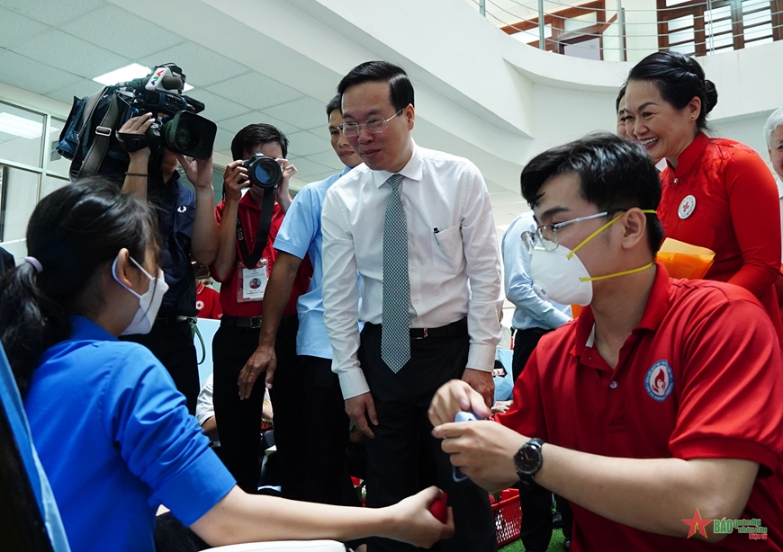  Chủ tịch nước Võ Văn Thưởng động viên đoàn viên, thanh niên, sinh viên tham gia hoạt động hiến máu nhân đạo tại Trường Đại học Cần Thơ.