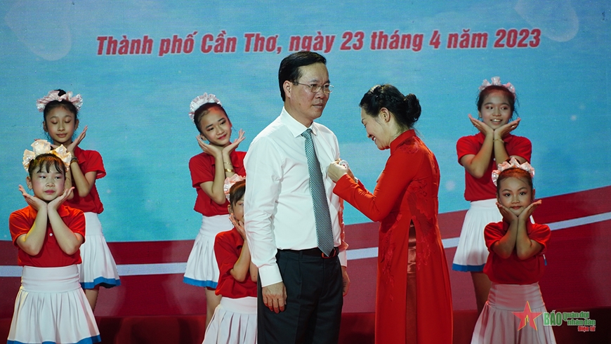 Bà Bùi Thị Hòa, Chủ tịch Hội Chữ thập đỏ Việt Nam gắn huy hiệu Chữ Thập đỏ và tặng hoa chúc mừng Chủ tịch nước Võ Văn Thưởng được bầu làm Chủ tịch danh dự Hội Chữ thập đỏ Việt Nam nhiệm kỳ 2022-2027 .
