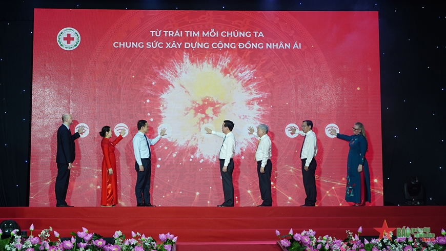 Chủ tịch nước Võ Văn Thưởng và đại diện lãnh đạo Trung ương, địa phương, các tổ chức Hội thực hiện nghi thức phát động Tháng Nhân đạo 2023 và Phong trào “Người tốt, việc thiện - Chung sức xây dựng cộng đồng nhân ái”.