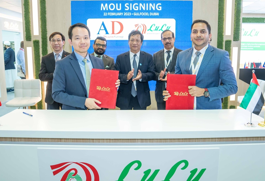 Doanh nghiệp Việt Nam ký kết hợp tác với doanh nghiệp UAE. Ảnh: VĂN THƯƠNG 