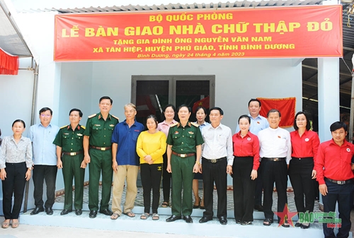 Thượng tướng Nguyễn Tân Cương dự lễ trao nhà Chữ thập đỏ tặng hộ nghèo tại tỉnh Bình Dương