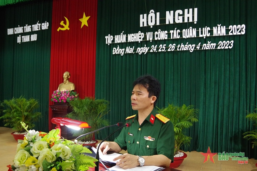 Lãnh đạo Phòng Quân lực, Bộ Tham mưu, Binh chủng Tăng thiết giáp phổ biến nội dung tập huấn. 