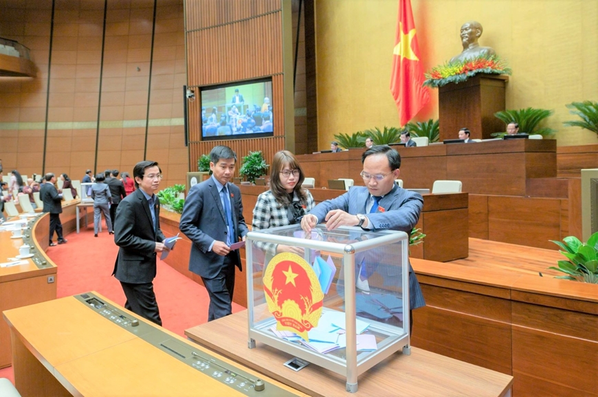 Các đại biểu bỏ phiếu tại Kỳ họp bất thường lần thứ ba. Ảnh: quochoi.vn Các đại biểu bỏ phiếu tại Kỳ họp bất thường lần thứ ba. Ảnh: quochoi.vn