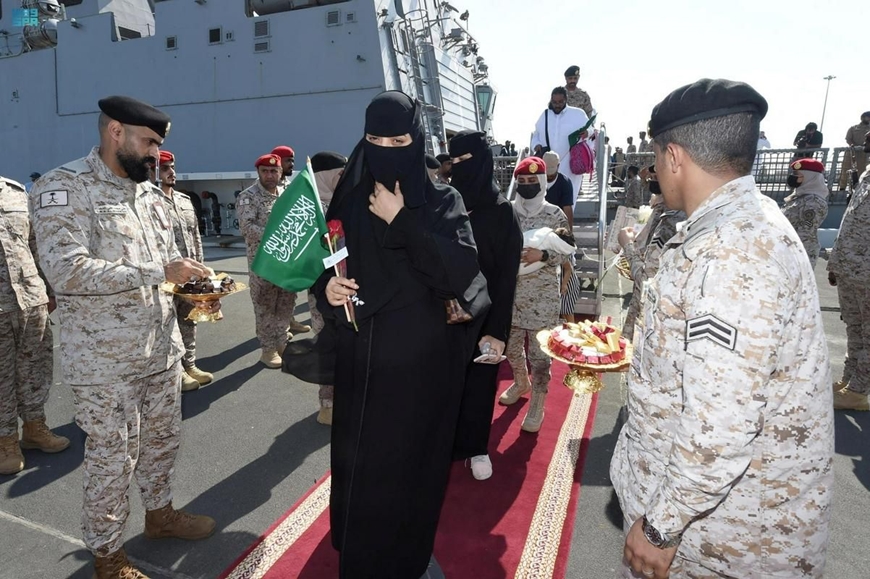 Quân đội Saudi Arabia đón công dân nước này sơ tán từ Sudan về tới thành phố Jeddah, Saudi Arabia. Ảnh: AFP 