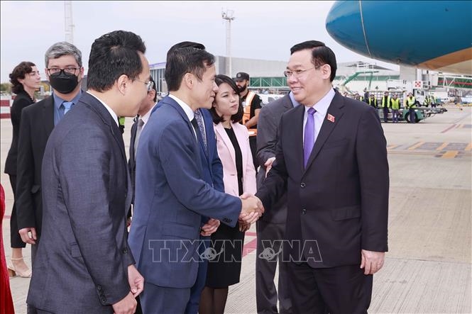 Lễ đón Chủ tịch Quốc hội Vương Đình Huệ tại sân bay quốc tế Ministro Pistarini (Ezeiza Airport) thủ đô Buenos Aires, Argentina. Ảnh: TTXVN