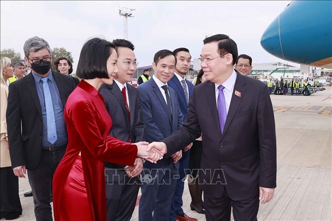Lễ đón Chủ tịch Quốc hội Vương Đình Huệ tại sân bay quốc tế Ministro Pistarini (Ezeiza Airport) thủ đô Buenos Aires, Argentina. Ảnh: TTXVN 