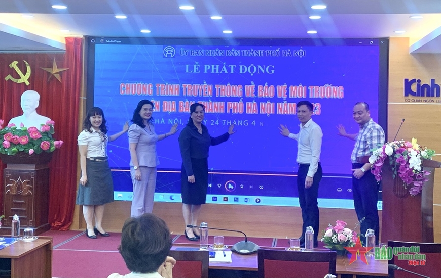 Các đại biểu thực hiện nghi lễ Phát động Chương trình truyền thông về bảo vệ môi trường trên địa bàn thành phố Hà Nội năm 2023.