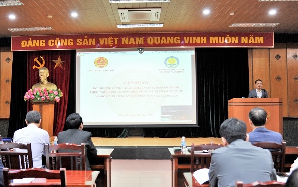 Cán bộ, công chức Cục Thuế TP Hà Nội tham gia lớp đào tạo, bồi dưỡng chuyên môn nghiệp vụ. Ảnh: MAI LAN 