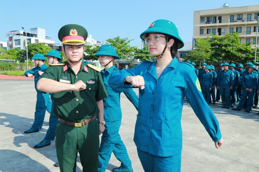 Cán bộ Ban CHQS quận Thanh Khê hướng dẫn dân quân, tự vệ tập Điều lệnh đội ngũ.  