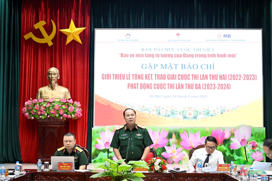 Thiếu tướng Đoàn Xuân Bộ phát biểu tại buổi gặp mặt. 