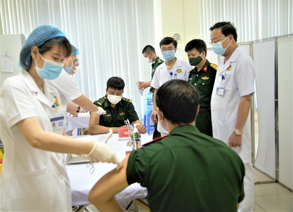 Lãnh đạo Bệnh viện Quân y 354 kiểm tra công tác tiêm phòng tại bệnh viện.  Ảnh minh họa: qdnd.vn 