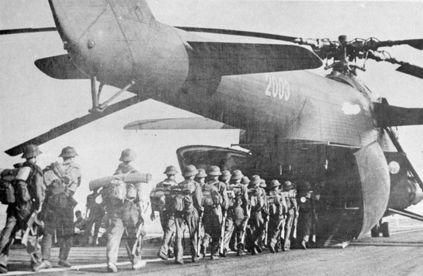 Bộ đội lên máy bay vận tải vào miền Nam tham gia Chiến dịch Hồ Chí Minh, giải phóng Sài Gòn (tháng 4-1975). Ảnh: TTXVN 