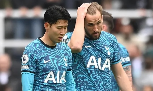 Sự thất vọng của Harry Kane và Son Heung Min trong trận thua đậm trước Newcastle. Ảnh: theguardian.com 