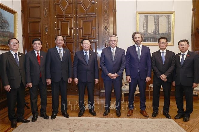 Chủ tịch Quốc hội Vương Đình Huệ và Tổng thống Argentina Alberto Fernandez với các đại biểu. 