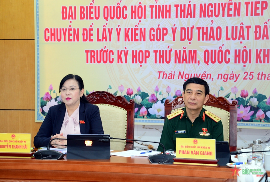  Đại tướng Phan Văn Giang và đồng chí Nguyễn Thanh Hải lắng nghe ý kiến góp ý của các cử tri tại hội nghị.