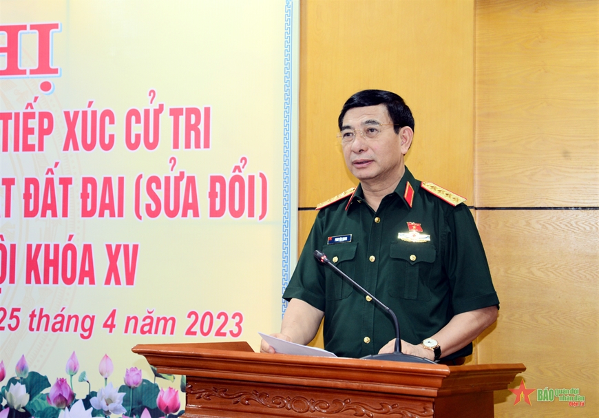  Đại tướng Phan Văn Giang trao đổi, chia sẻ với các đại biểu, cử tri một số nội dung quan trọng tại hội nghị.