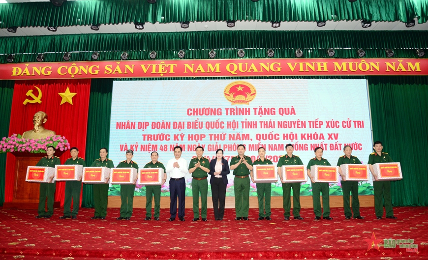Đại tướng Phan Văn Giang và các đại biểu trao quà của Quân ủy Trung ương, Bộ Quốc phòng tặng Hôi Cựu chiến binh tỉnh Thái Nguyên và Hội Cựu chiến binh các huyện, thành phố trong tỉnh.