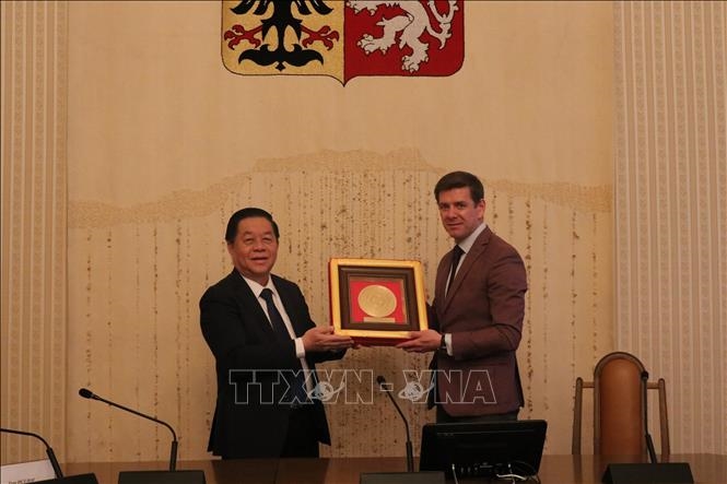 Bí thư Trung ương Đảng, Trưởng Ban Tuyên giáo Trung ương Nguyễn Trọng Nghĩa trao quà lưu niệm tặng Phó chủ tịch Hạ viện, Phó chủ tịch Đảng Dân chủ Công dân (ODS) cầm quyền Jan Skopecek. Ảnh: TTXVN.