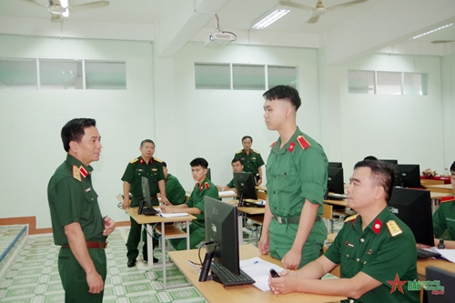 Trung tướng Nguyễn Doãn Anh thăm và làm việc tại Trường Sĩ quan Thông tin