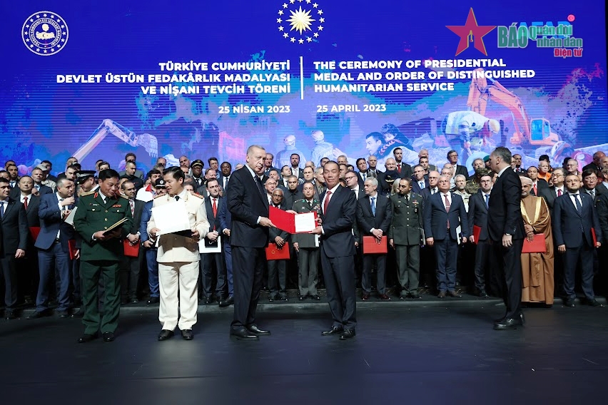 Tổng thống Thổ Nhĩ Kỳ Recep Tayyip Erdogan trao giấy chứng nhận tặng Đại sứ Việt Nam tại Thổ Nhĩ Kỳ Đỗ Sơn Hải. Ảnh: QUỲNH MAI