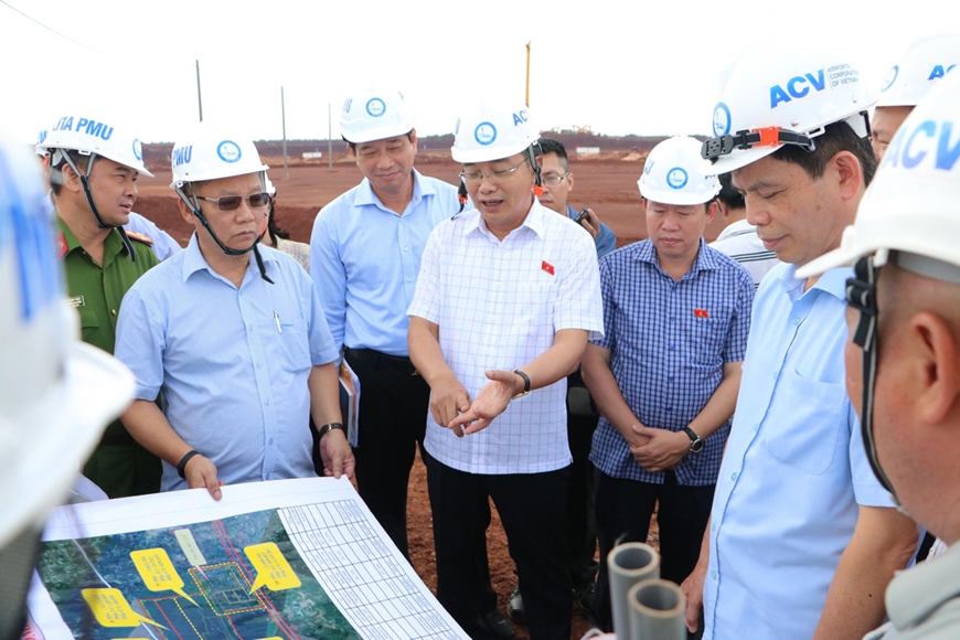 Đoàn Giám sát Ủy ban Kinh tế của Quốc hội thực hiện giám sát tiến độ Dự án sân bay Long Thành, tỉnh Đồng Nai. Ảnh: TTXVN 