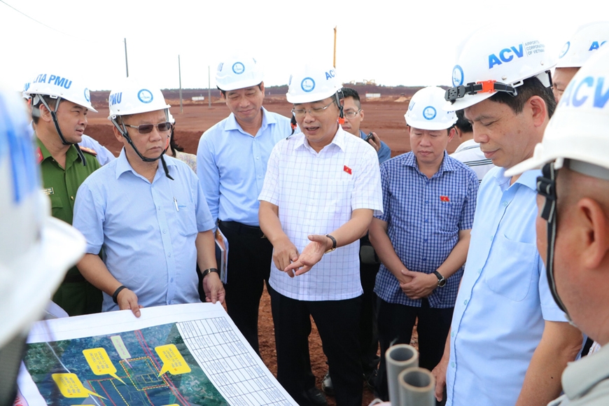 Đoàn Giám sát Ủy ban Kinh tế của Quốc hội thực hiện giám sát tiến độ Dự án sân bay Long Thành, tỉnh Đồng Nai. Ảnh: TTXVN Đoàn Giám sát Ủy ban Kinh tế của Quốc hội thực hiện giám sát tiến độ Dự án sân bay Long Thành, tỉnh Đồng Nai. Ảnh: TTXVN