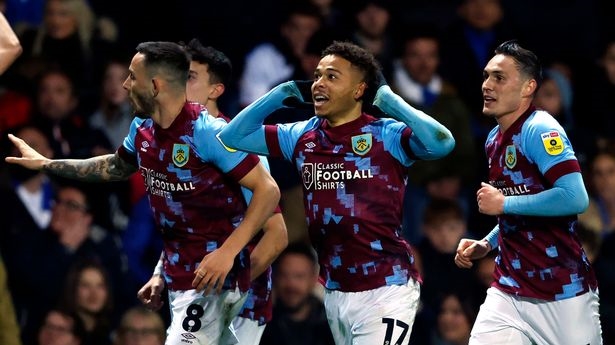 Niềm vui của các cầu thủ Burnley khi thắng Blackburn 1-0. Ảnh: Getty