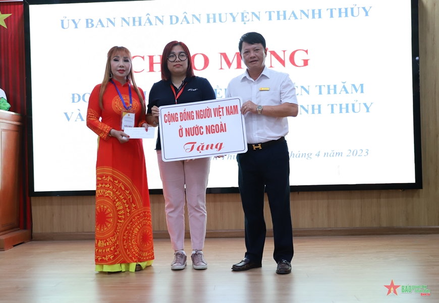 Chủ tịch UBND huyện Thanh Thủy Dương Quốc Lâm tiếp nhận quà tặng của kiều bào.