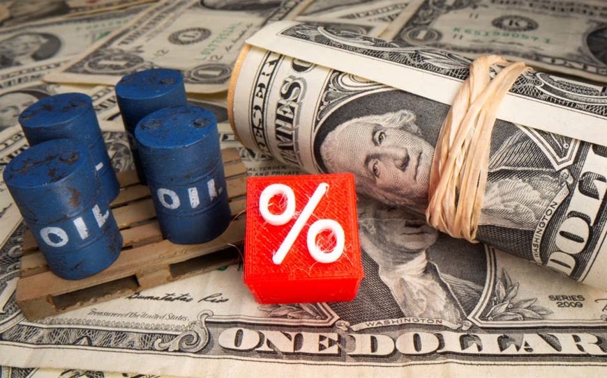 Giá xăng dầu tiếp tục biến động theo diễn biến của đồng USD. Ảnh minh họa: Reuters 